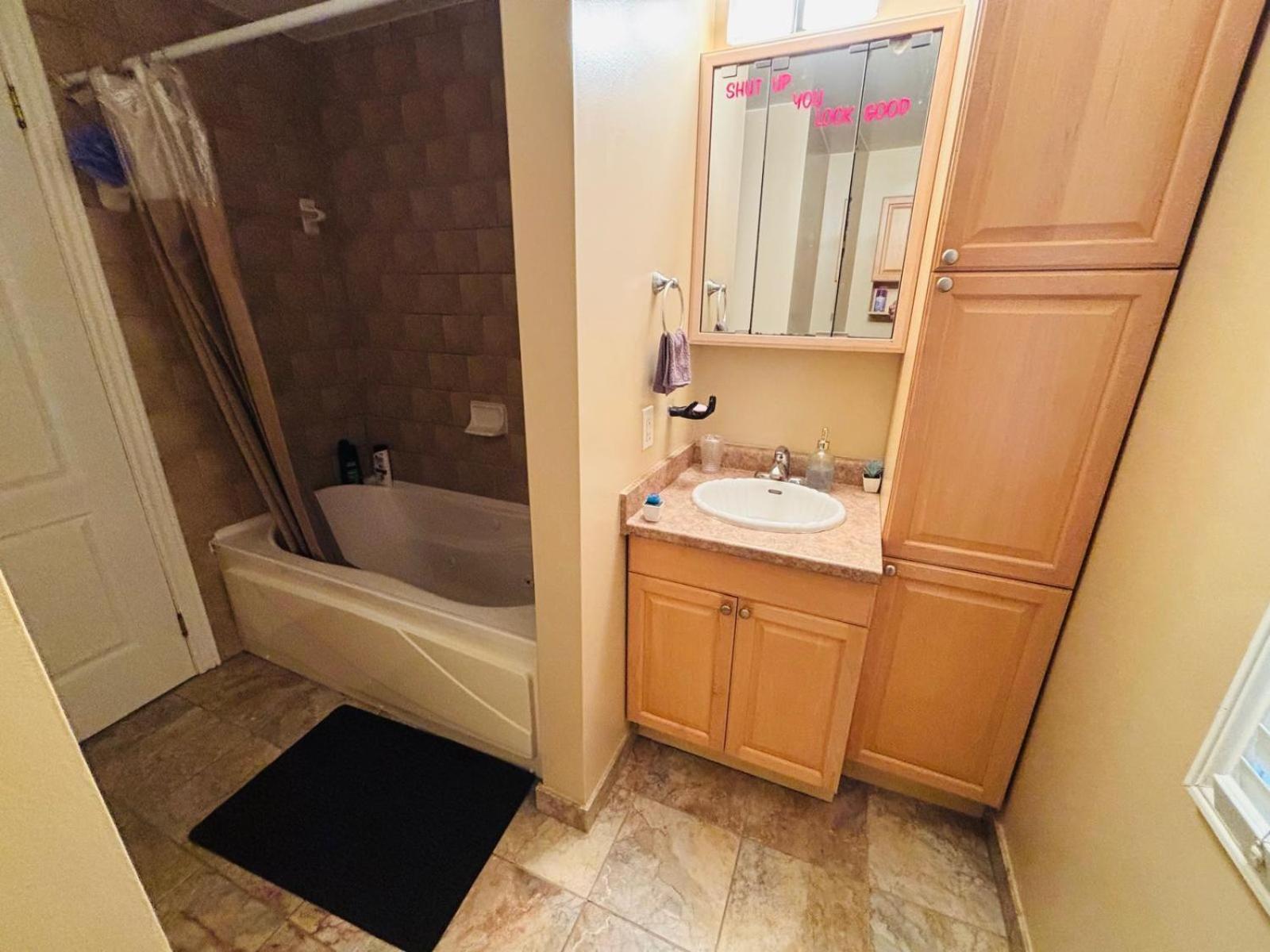 Square One Mississauga Suite- Attached Bathroom, Walking Transit & Plaza Eksteriør billede